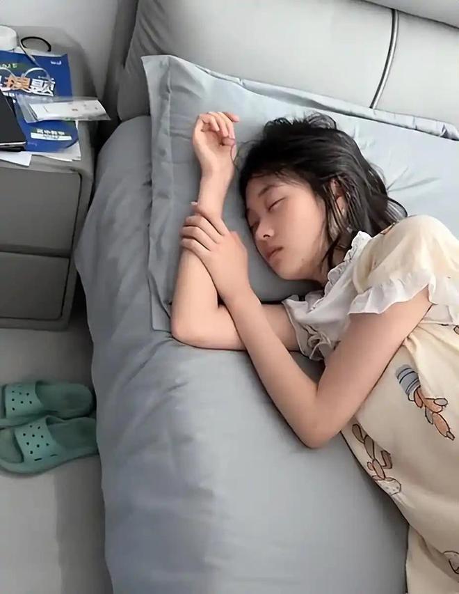 “还不分床，等着看德国骨科？”家长晒姐弟俩午睡一幕，让过来人直言：你会后悔的(图2)