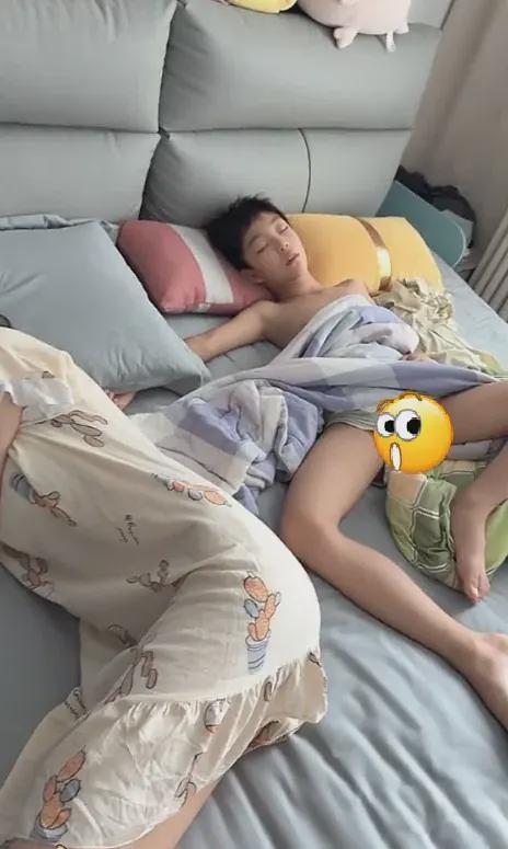 “还不分床，等着看德国骨科？”家长晒姐弟俩午睡一幕，让过来人直言：你会后悔的(图4)