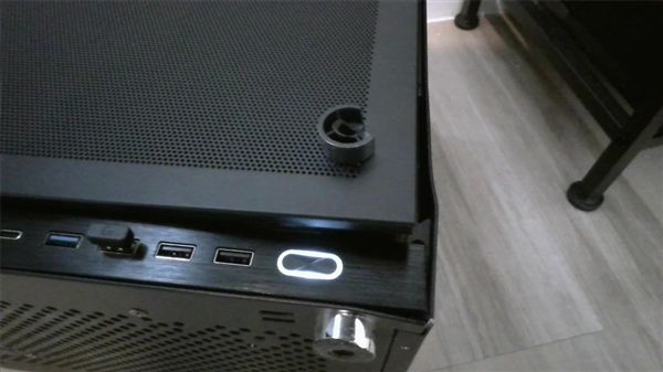 硬度离谱！RTX 5070主机遭亲爹连续暴摔：机箱变形硬是没坏(图1)