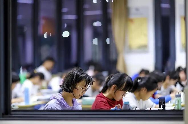 高三学生晚自习下课晚了20分钟,食堂饭菜被买光,后厨怒怼:你爸妈要你考上985,你能达到要求么?(图4)