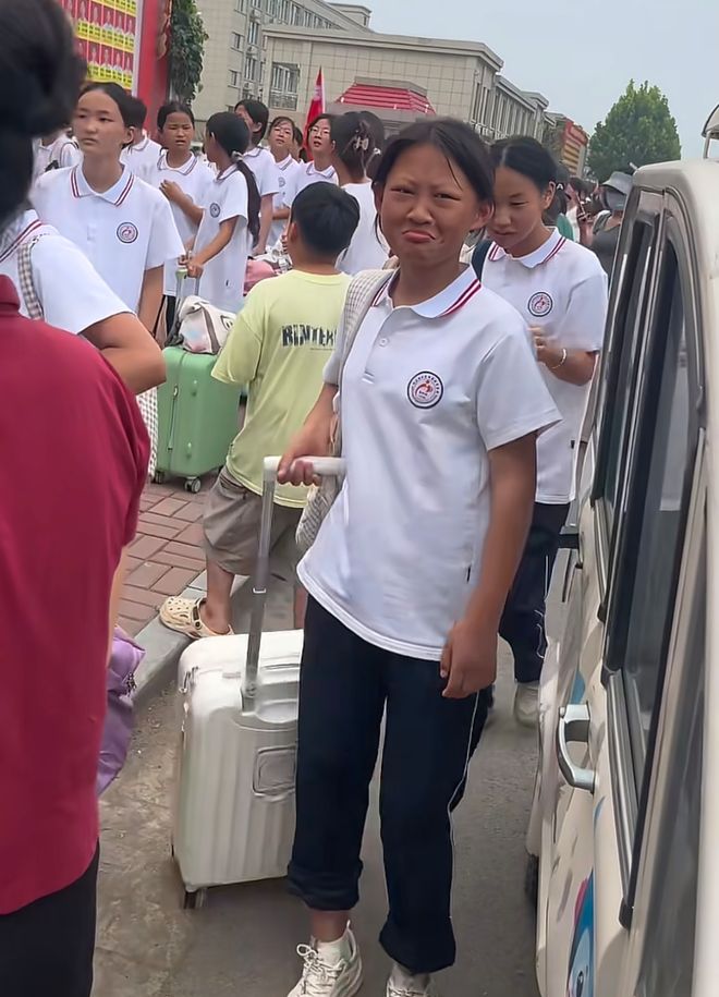 “班花晒成了娜塔莎”，家长晒军训前后对比照：连嘴形都一模一样(图2)