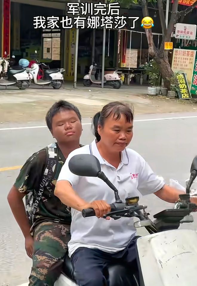 “班花晒成了娜塔莎”，家长晒军训前后对比照：连嘴形都一模一样(图6)