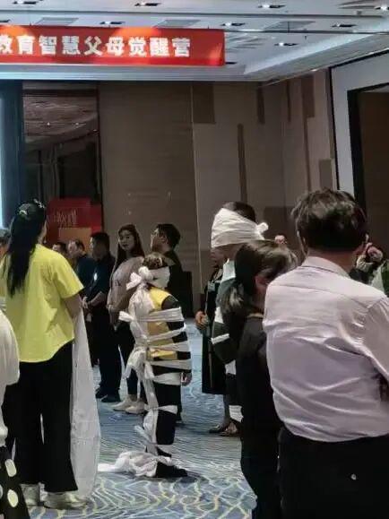 想挽救家庭的中年女性，掉入「家长觉醒营」(图4)