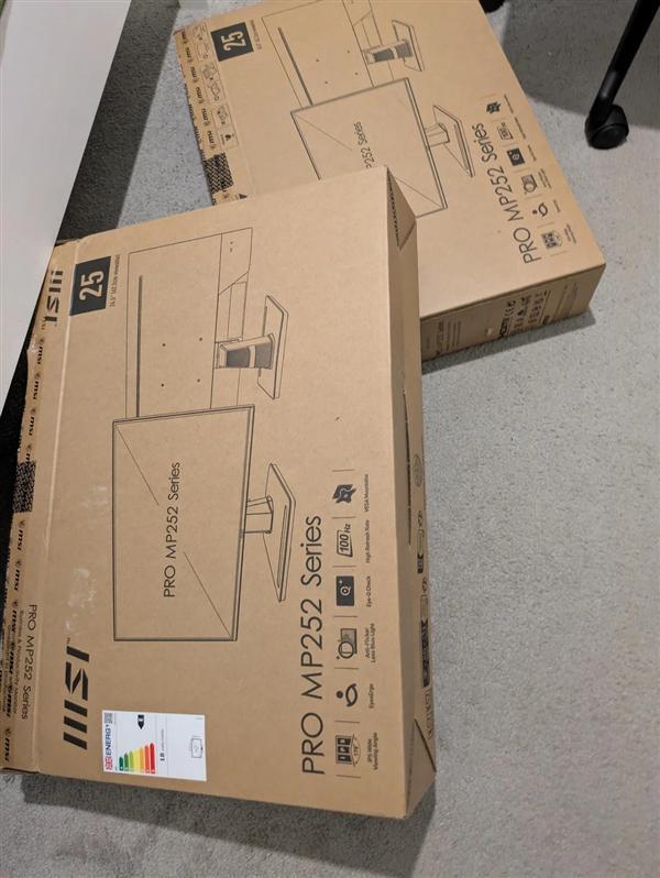 买一台显示器收到两台！厂商发错货圆大学生双屏梦：自嘲十年运气用完了(图2)