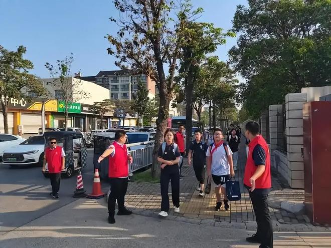 小学门口4位护学岗人员全是爷爷奶奶！当地教育局：非法定强制任