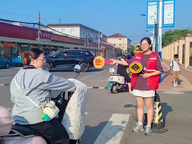 小学门口4位护学岗人员全是爷爷奶奶！当地教育局：非法定强制任务，已督促学校整改(图2)