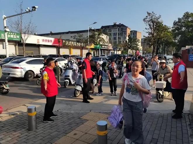 小学门口4位护学岗人员全是爷爷奶奶！当地教育局：非法定强制任务，已督促学校整改(图3)