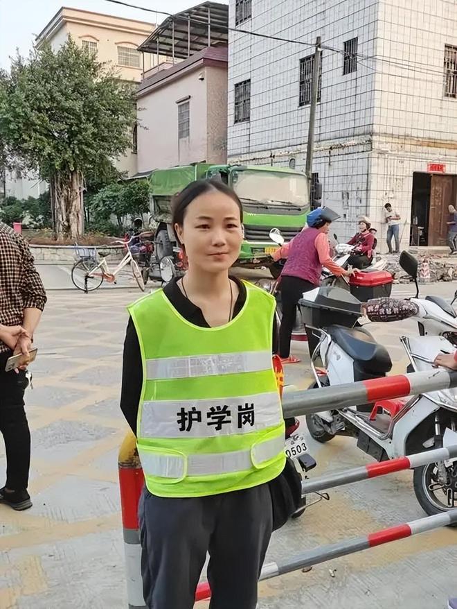 小学门口4位护学岗人员全是爷爷奶奶！当地教育局：非法定强制任务，已督促学校整改(图4)