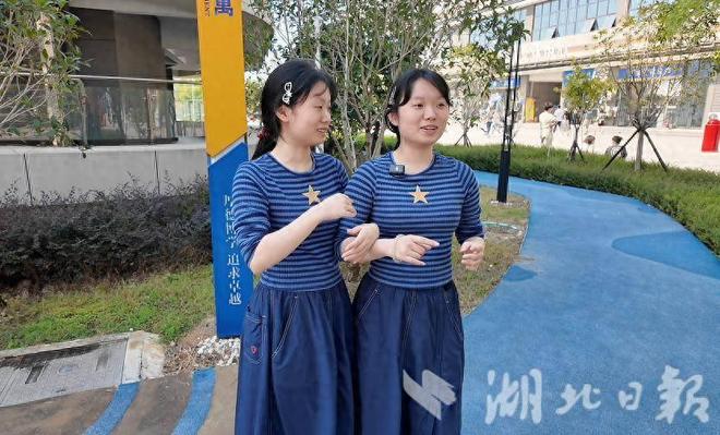 武汉双胞胎姐妹高考“神同步”,分数如同复制粘贴!为什么会出现这种情况?(图3)