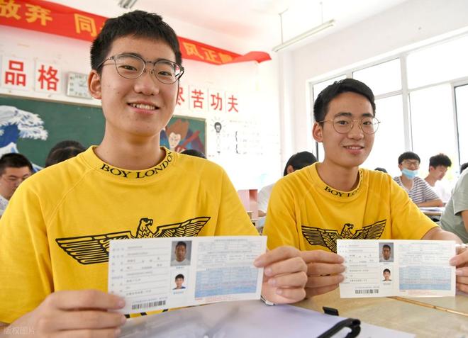 武汉双胞胎姐妹高考“神同步”,分数如同复制粘贴!为什么会出现这种情况?(图5)