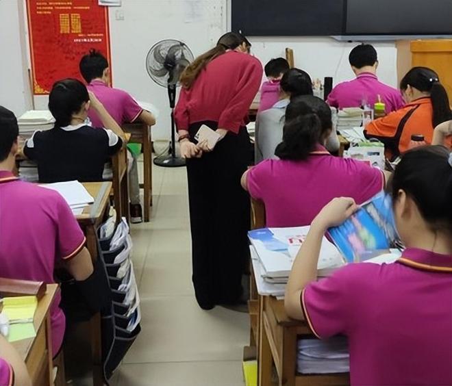 太不容易！老师要赶新课，六年级48人，考试20人不及格，骂了学生，发现真相很是自责(图2)