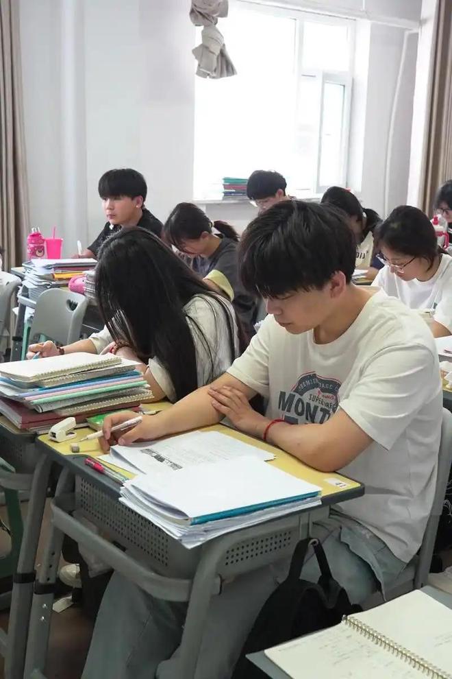 你意外吗？4.2万名高中生追踪十年，长期全科补课的学生里，稳定保分的只有12.1%，高二下学期还会开始掉队(图2)