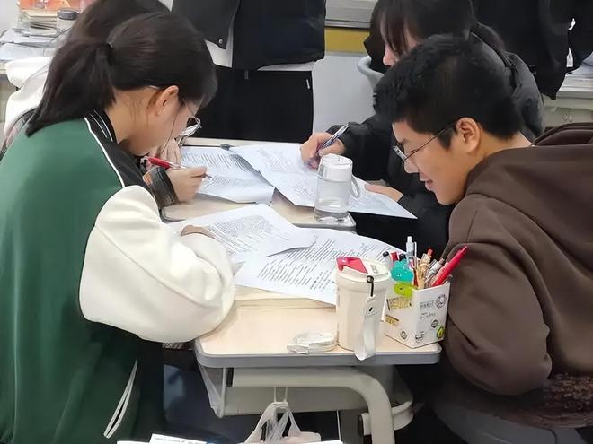 你意外吗？4.2万名高中生追踪十年，长期全科补课的学生里，稳定保分的只有12.1%，高二下学期还会开始掉队(图3)