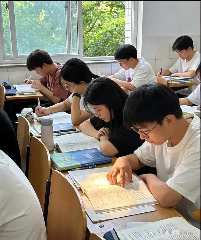 你意外吗？4.2万名高中生追踪十年，长期全科补课的学生里，稳定保分的只有12.1%，高二下学期还会开始掉队(图6)