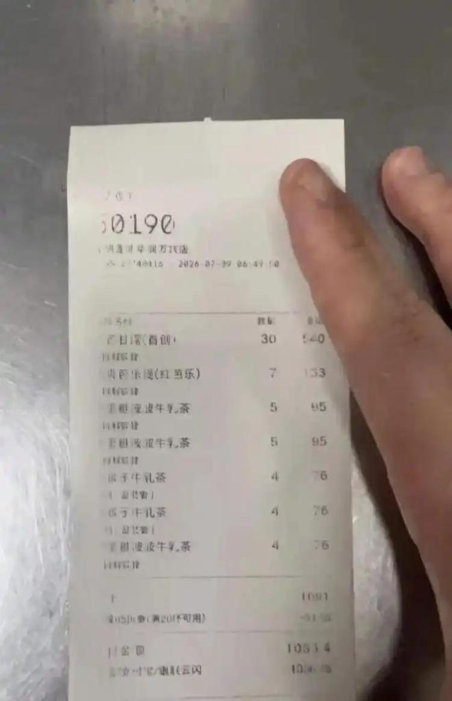 “5.9万班费一学期只剩871元”，家长翻开账本才发现：学校这波操作太无耻(图2)