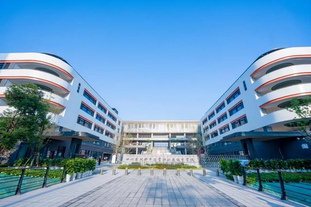 探校｜成都这所高中迎来了新校区，还新增多个热门专业