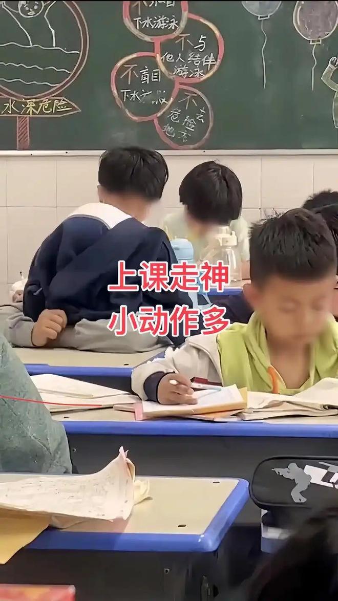 一张小学教室的照片在网上传开了，配文堪称字字扎心：音乐课不张嘴，美术课不闭嘴，体育课不迈腿(图3)