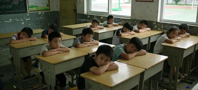 一张小学教室的照片在网上传开了，配文堪称字字扎心：音乐课不张嘴，美术课不闭嘴，体育课不迈腿(图6)
