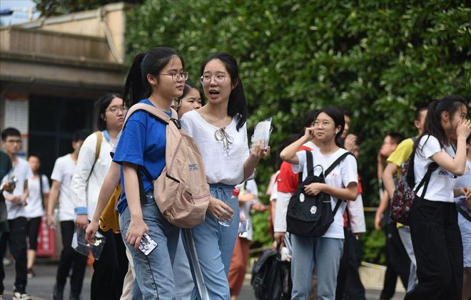 放假通知！大学、中学、小学中秋国庆放假时间已定，家长却心情复