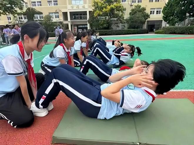 痛快！中小学体育将推行“2115”计划，教育部给出保障，每周体育活动时间多达10小时(图2)