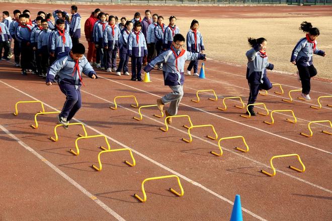 痛快！中小学体育将推行“2115”计划，教育部给出保障，每周体育活动时间多达10小时(图4)