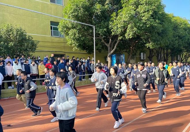 “为什么天天体测？”家长在问政平台质疑，体测变成生意，“保分冲刺班”收费上万元，家长又被围猎(图4)