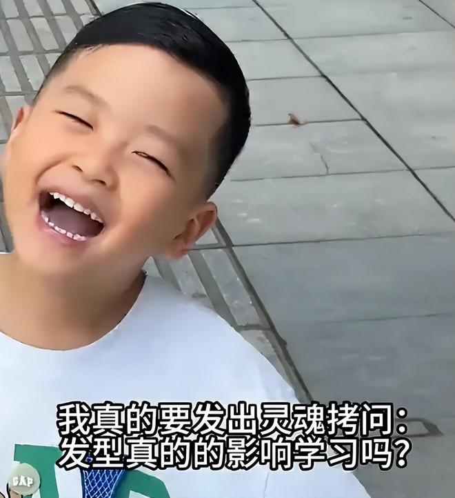 “民办太子爷”发型火了，宝妈还沾沾自喜，老师：遇到你儿子，同学都绕道走(图2)