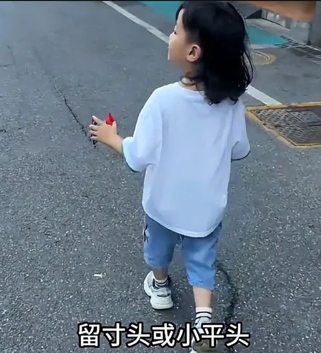 “民办太子爷”发型火了，宝妈还沾沾自喜，老师：遇到你儿子，同学都绕道走(图4)