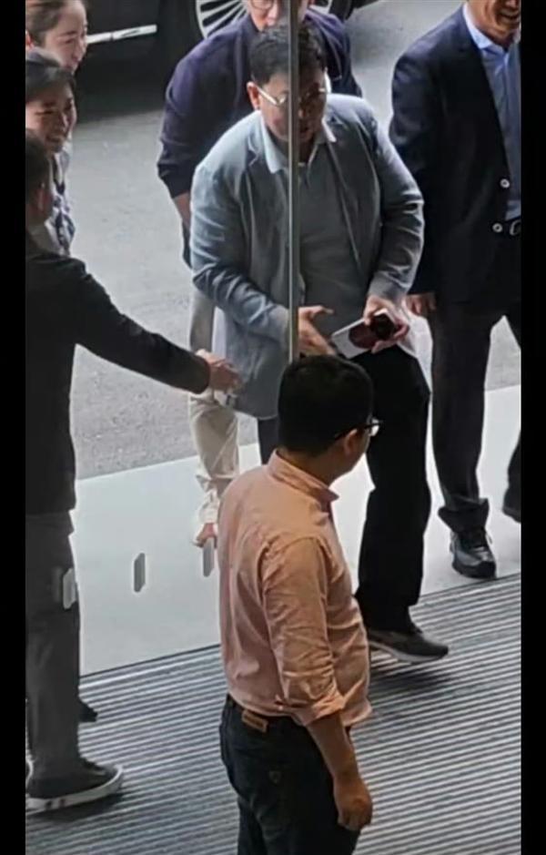 华为Mate 90 RS非凡大师渲染图新鲜出炉：双色机身 辨识度封神(图2)