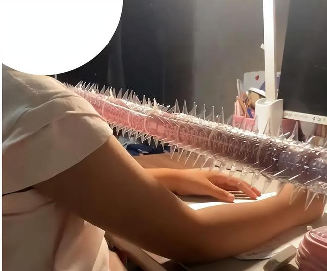 过犹不及很可怕！给女儿用“狼牙棒”训练坐姿，家长洋洋得意地晒到网上，上万人看不下去了，怒吼(图2)