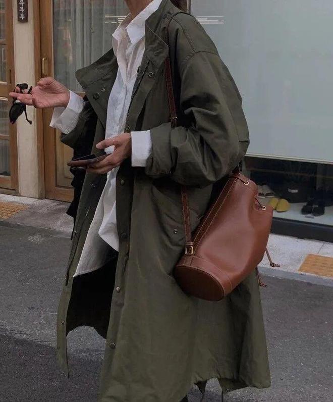 风衣+大包，最气质搭配！(图24)