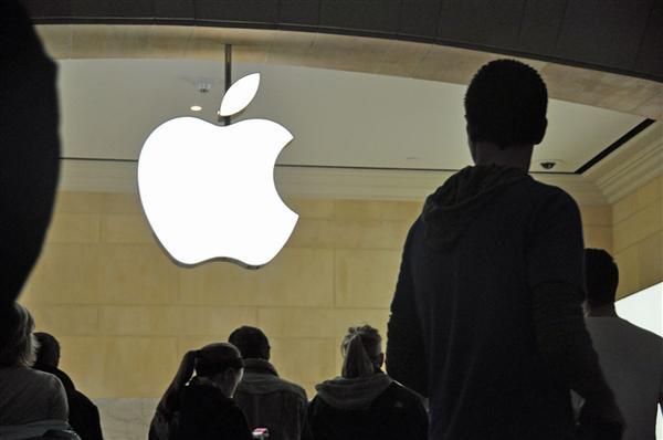 苹果零售总设计师：那些吐槽贵等问题 iPhone Duo希望亲手摸、现场试才知道好(图1)