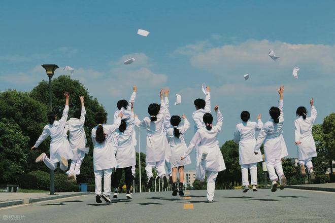 高考分数线连续2年下滑，医学专业未来将继续扩招，临床医学还能报吗？(图3)