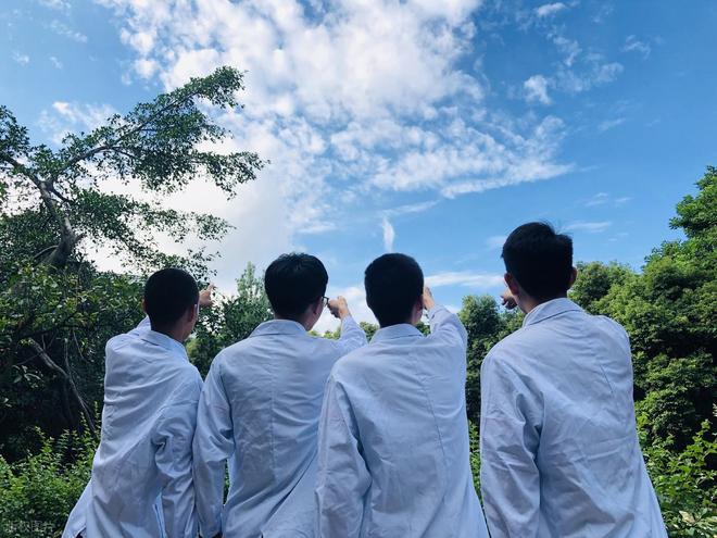 高考分数线连续2年下滑，医学专业未来将继续扩招，临床医学还能报吗？(图4)