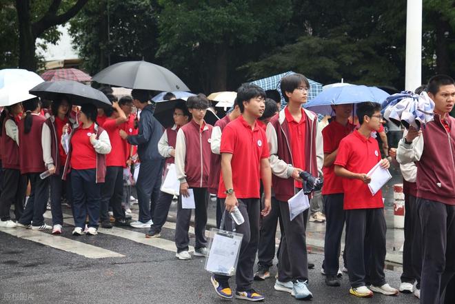 高考分数线连续2年下滑，医学专业未来将继续扩招，临床医学还能报吗？(图7)