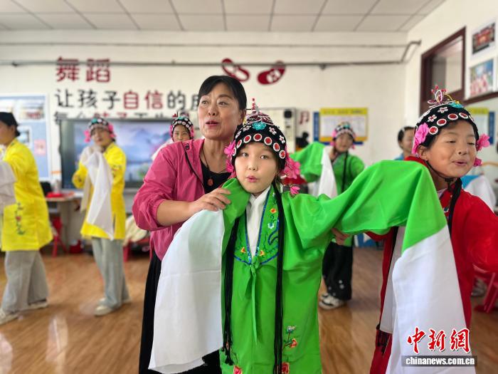 山西援疆教师天山脚下育出多名“小戏迷”(图2)