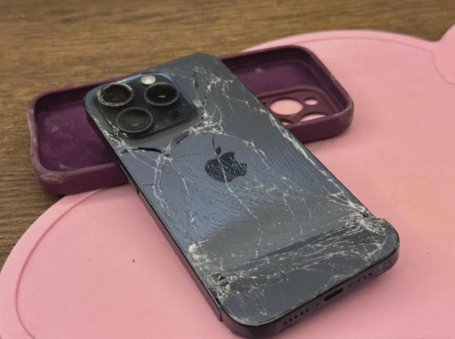 iPhone18 Pro首发翻车汇总：死机、绿斑、掉漆、断网，万元新机竟成开盲盒？(图4)