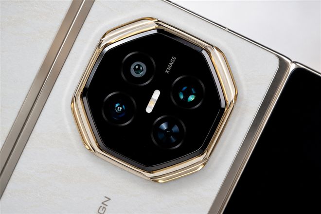 最强麒麟芯 + 展翼新折叠!华为 Mate XT 2 非凡大师全面评测:便携大屏兼顾,三折叠走向日常(图6)