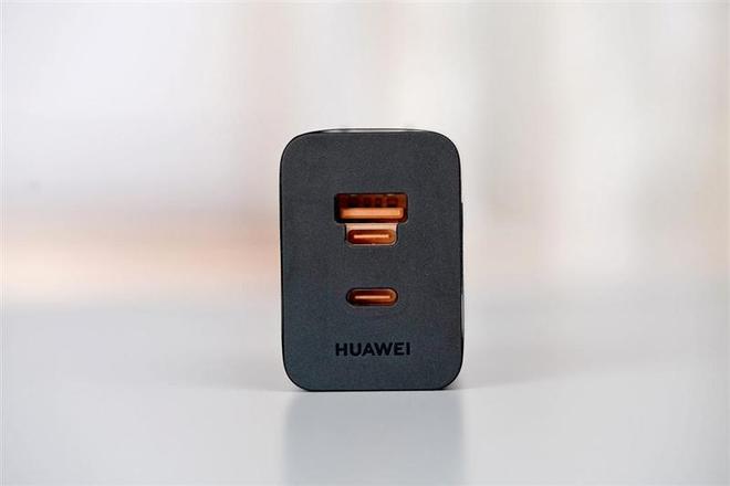 最强麒麟芯 + 展翼新折叠!华为 Mate XT 2 非凡大师全面评测:便携大屏兼顾,三折叠走向日常(图10)