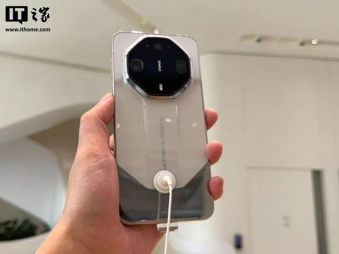 华为Mate 90系列真机开箱!上有“巨炮”,下有“百宝箱”(图12)