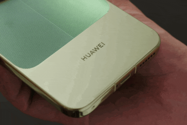 华为Mate 90系列真机开箱!上有“巨炮”,下有“百宝箱”(图17)