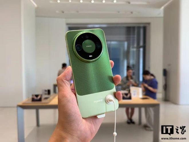 华为Mate 90系列真机开箱!上有“巨炮”,下有“百宝箱”(图9)