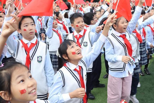 坚守21年的国庆之约！成都这所小学师生校友共赴升旗礼