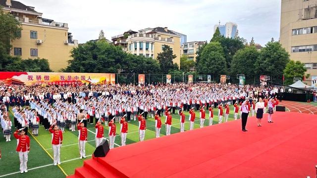 坚守21年的国庆之约！成都这所小学师生校友共赴升旗礼(图2)