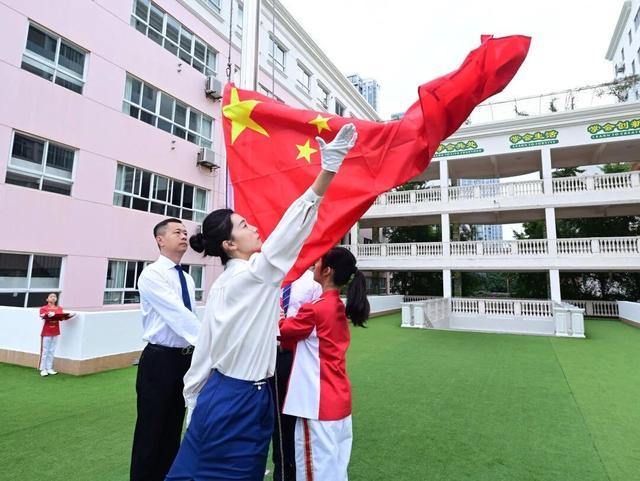 坚守21年的国庆之约！成都这所小学师生校友共赴升旗礼(图3)