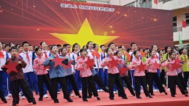 坚守21年的国庆之约！成都这所小学师生校友共赴升旗礼(图4)
