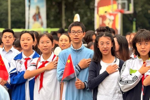 坚守21年的国庆之约！成都这所小学师生校友共赴升旗礼(图5)
