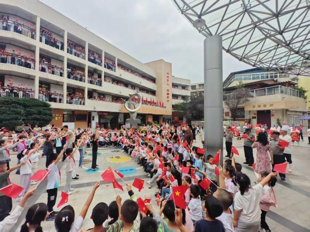 献礼国庆丨“中国红”点亮成都校园,少年这样告白祖国(图2)