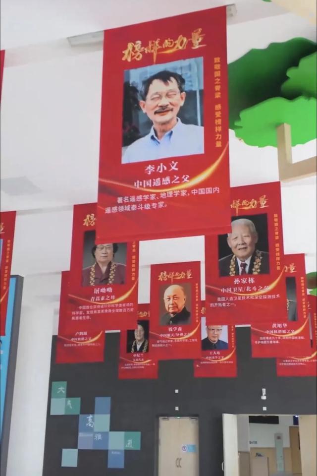 献礼国庆丨“中国红”点亮成都校园,少年这样告白祖国(图11)