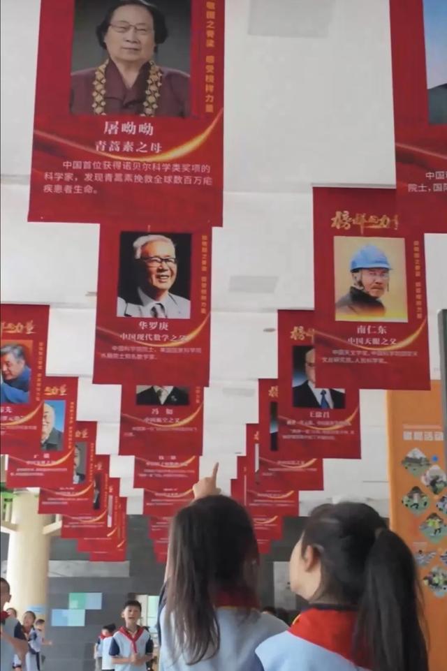 献礼国庆丨“中国红”点亮成都校园,少年这样告白祖国(图12)
